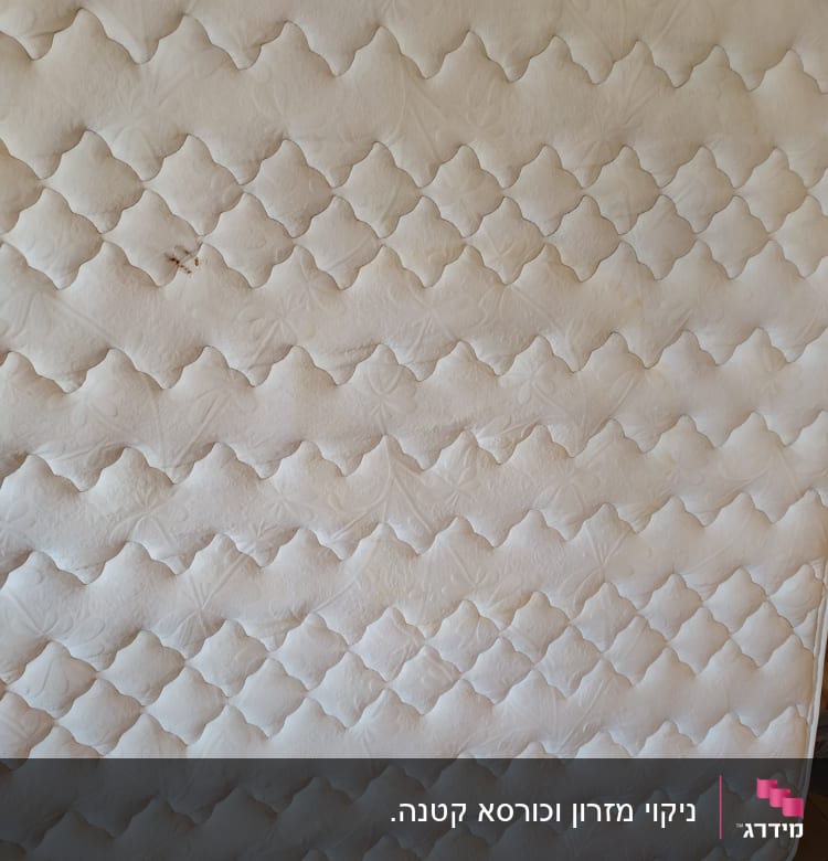 מזרן עם כתם קטן על פני השטח